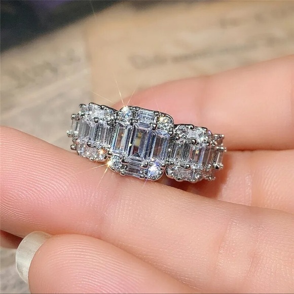 Stunning Silver Crystal Band Ring - Picture 5 of 6